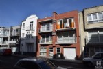 Zonnig appartement op de 2de en tevens hoogste verdieping van een recent gebouwde residentie, gelegen in het hartje van Wenduine kortbij de winkelstraat en de markt. indeling: Zuidgerichte woonkamer met terras, open keuken met inbouwtoestellen van AEG, inkomhall met afzonderlijk toilet, bergplaats met aansluiting wasmachine, mooie badkamer met ligbad, 2 slaapkamers met open zicht, fietsenberging, ... Een appartement in absolute nieuwstaat in een kleine residentie zonder lift (minimale vaste kosten!). Onder deze tekst bij "documenten" vindt u een plannetje. (15/009)